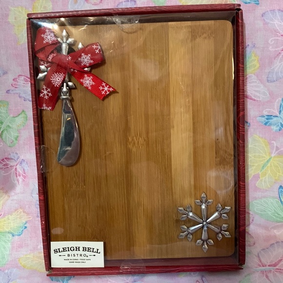 🦋 Winter themed cheese cutting board with knife. 8.86” x 7.09”. Brand new. - Picture 1 of 1